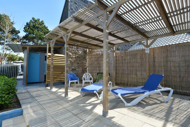 Solarium de la piscine du Camping dans le Morbihan