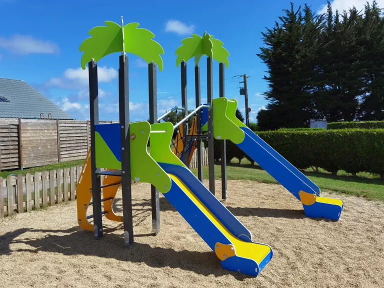 Aire de jeux extérieure pour les enfants au Camping de Loperhet, vacances en famille dans le Sud Morbihan