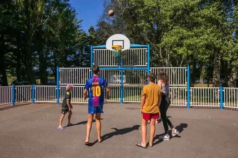 Terrain multisports en plein air au Camping de Loperhet, activités sportives pour toute la famille