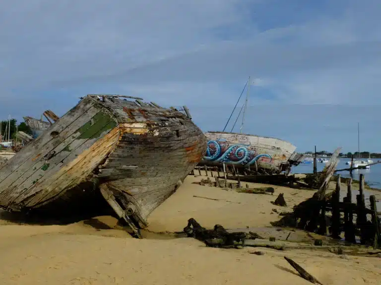 Cimetière de bateaux d'Étel au Magouër, site emblématique de la ria dans le Morbihan