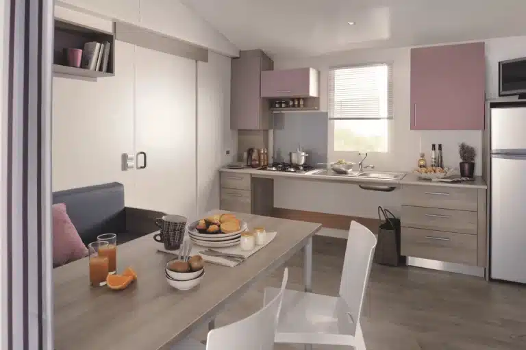salon/séjour lumineux avec coin cuisine pour vos vacances en mobil-home en bord de mer