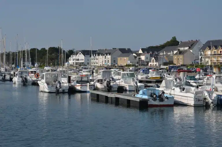 Vue sur le port de pêche d'Étel et ses bateaux, côte morbihannaise en Bretagne Sud