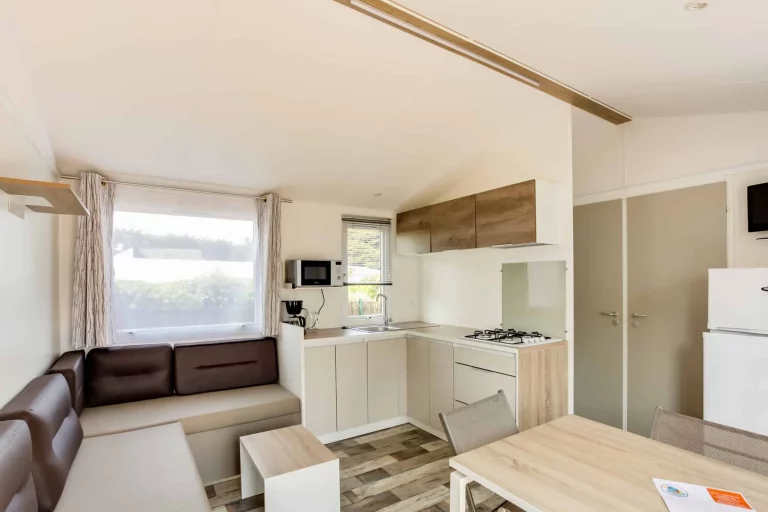 Mobil-home avec cuisine fonctionnelle et espace repas Bretagne