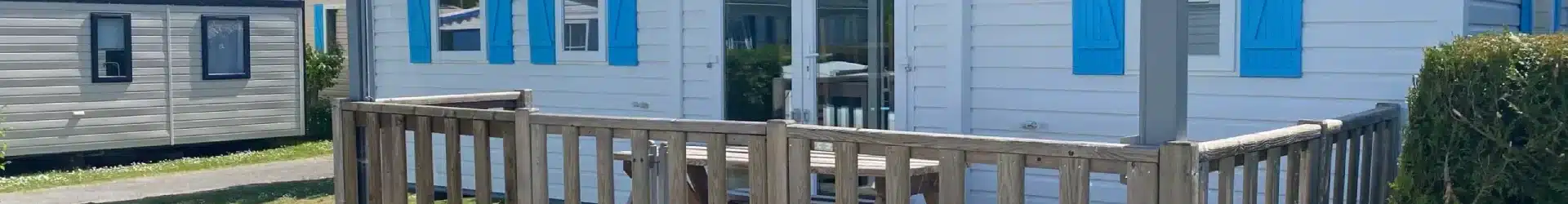 Mobil-home moderne en Bretagne Sud avec terrasse en bois