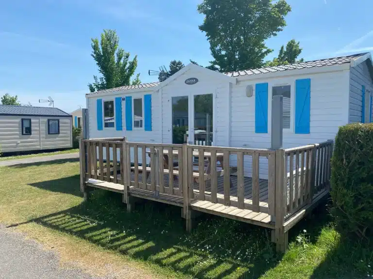 Mobil-home moderne en Bretagne Sud avec terrasse en bois