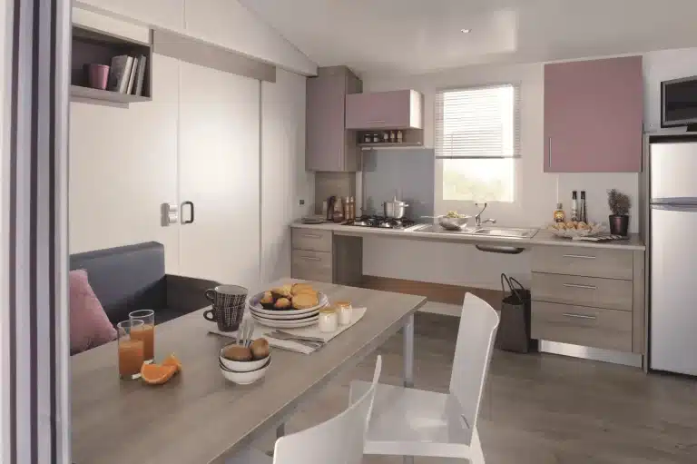 Intérieur de mobil-home moderne et lumineux en Bretagne Sud