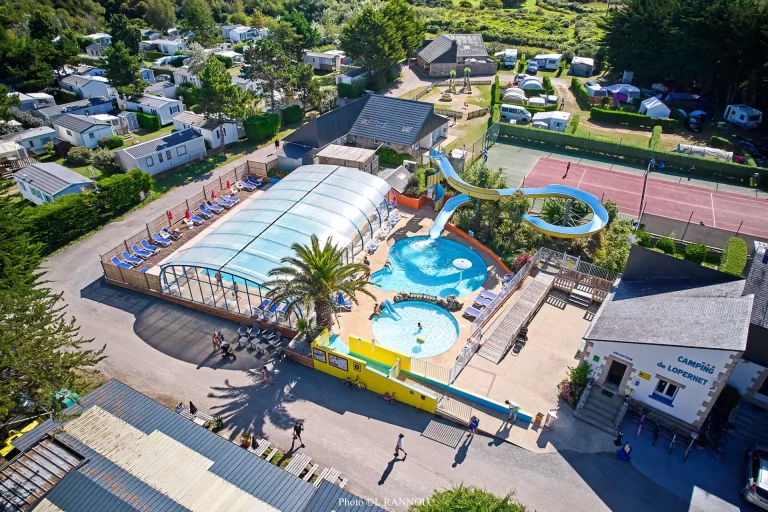 Vue du ciel de l'espace aquatique extérieur et couvert du camping de Loperhet dans le Morbihan.