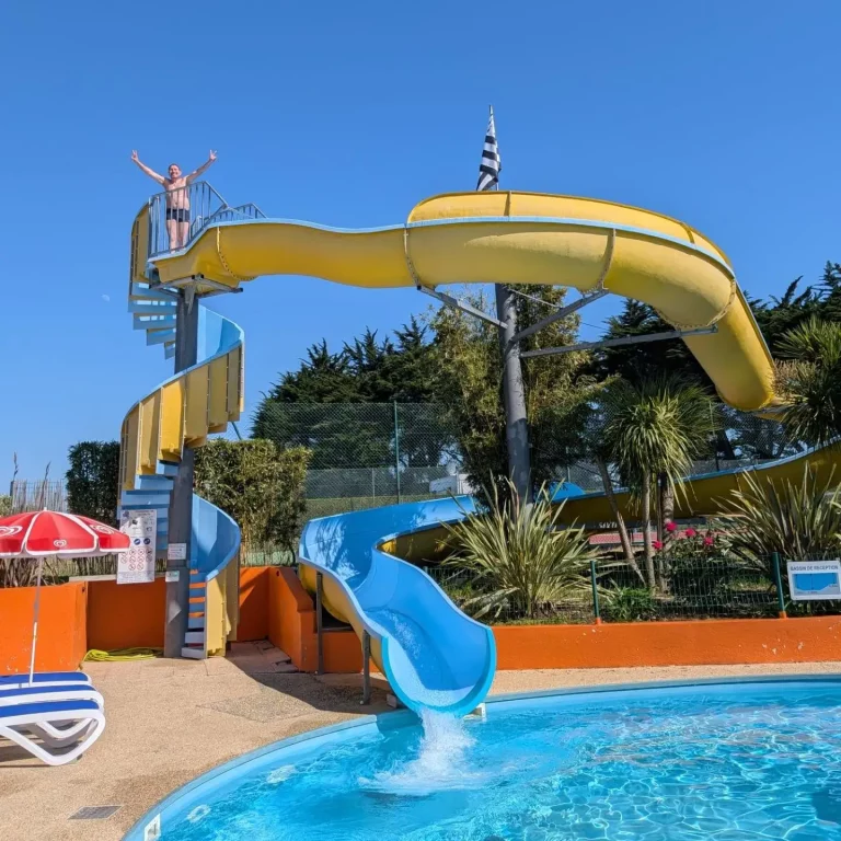 Un toboggan aquatique de 42 mètres pour vos vacances en camping dans le Morbihan.