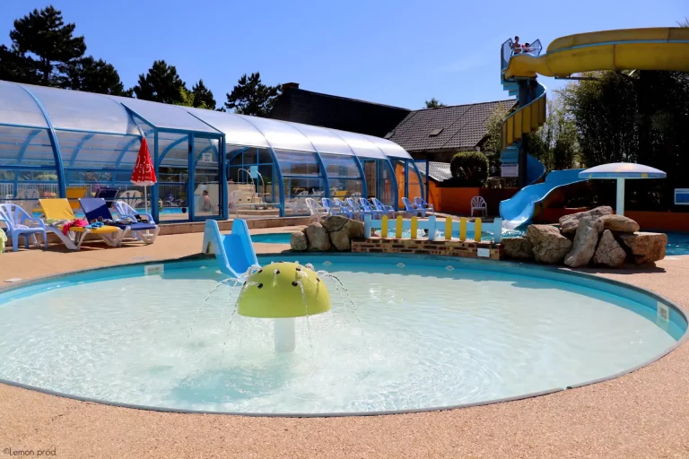 Pataugeoire aménagée pour les tout-petits au sein du camping de Plouharnel en Bretagne.