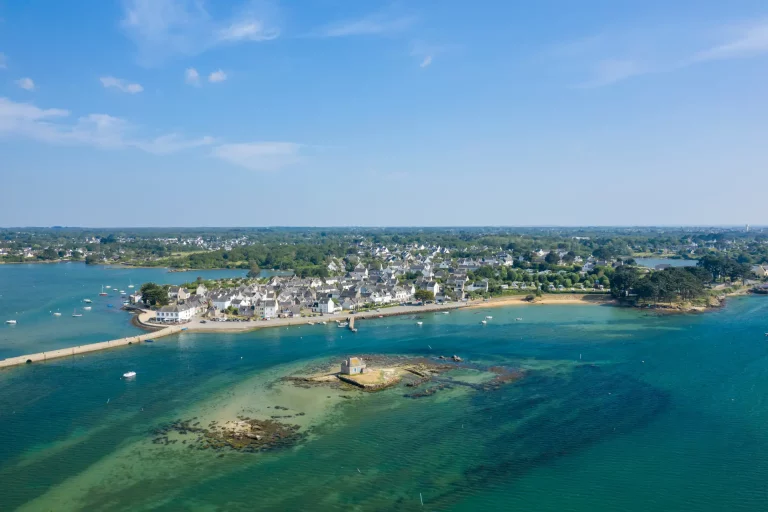 À seulement 8 km du camping, explorez la ria d’Étel : un site naturel unique entre îles sauvages, petits ports typiques, plages discrètes et parcs ostréicoles.