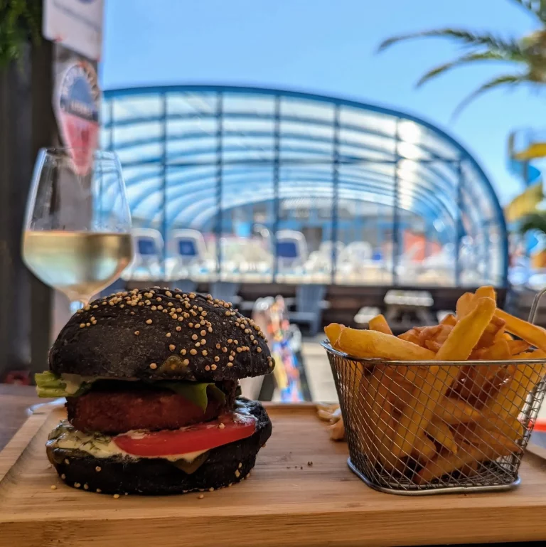 Durant l'été, le snack est ouvert midi et soir entre deux baignades.